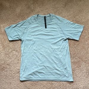 Men’s size L lululemon t shirt